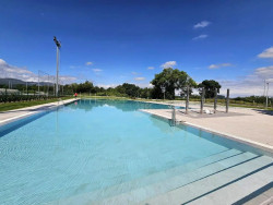 Torrelavega vuelve a cerrar la piscina de Tanos por excrementos en el agua