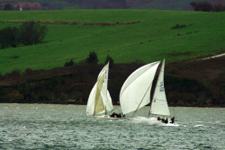 Triplete de la Tripulaci&oacute;n del Edifico Castelar en una magnifica tarde de Nordeste en el J80 santanderino