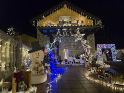 Una casa en Ganzo y un balc&oacute;n en el centro de Torrelavega ganan el concurso `La luz de la Navidad`