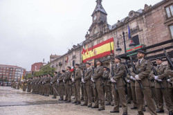 Unos 300 civiles juran bandera en Torrelavega